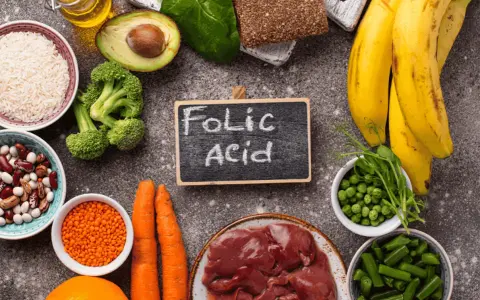 Alimenti ricchi di acido folico, essenziale per la gravidanza: fegato, verdure a foglia verde, legumi, frutta e cereali.