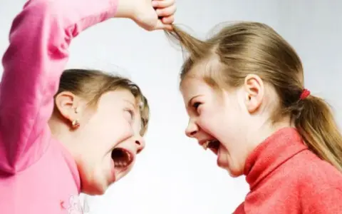 Due bambine urlano e si tirano i capelli, un classico esempio di litigi tra fratelli psicologia.