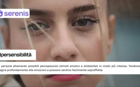Il significato di una persona sensibile: un primo piano di un volto con una lacrima, che evoca emozioni profonde.