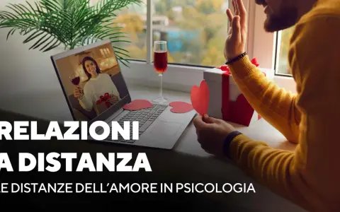 Coppia in videochiamata, lei con bicchiere di vino e regalo, lui saluta. Mi sento come se mio marito non mi desse attenzioni, ma la distanza è dura.