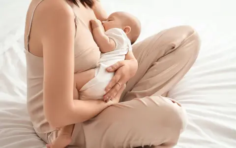Mamma che allatta il suo bambino, un momento intimo prima di smettere di allattare.