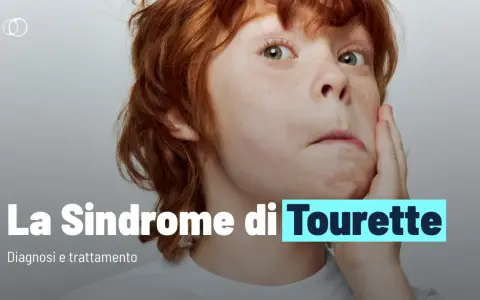 Primo piano di un bambino con capelli rossi, che mostra alcuni sintomi della sindrome di Tourette. Testo: "La Sindrome di Tourette. Diagnosi e trattamento.