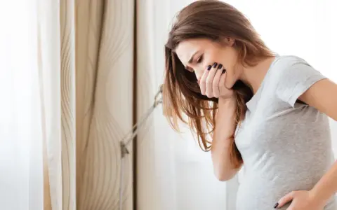 Donna incinta con nausea serale in gravidanza, non importa se maschio o femmina, il malessere è lo stesso.