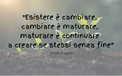 Piantine che crescono simboleggiano il percorso di accettare se stessi, cambiare e maturare continuamente.