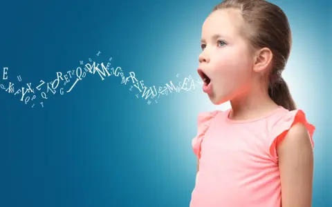 Bambina con lettere che escono dalla bocca, simbolo dello sviluppo del linguaggio.