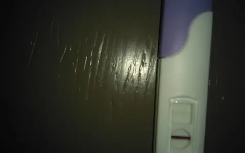 Test di gravidanza con una linea sottile, quasi un ghost line, che lascia un dubbio.