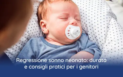 Neonata dorme con ciuccio, affrontando la regressione del sonno. Consigli per genitori.