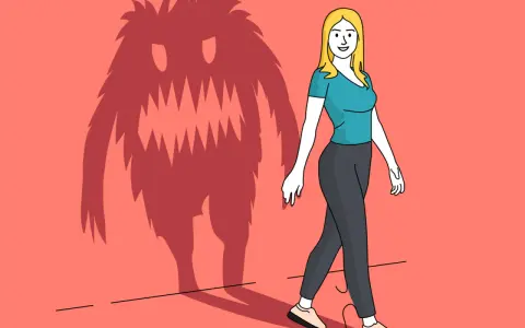 Una donna cammina con un'ombra mostruosa alle spalle, simbolo del suo comportamento passivo aggressivo.