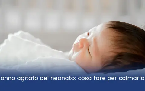 Neonato dorme con respiro rumoroso. Il suo sonno agitato è normale, ma ci sono modi per calmarlo.