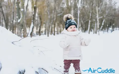 Bambino in montagna, con cappello di lana e guanti, immerso nella neve. Un'avventura invernale per i più piccoli.