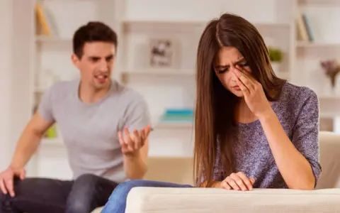 Una donna piange mentre un uomo le parla con rabbia. Sembra che a mio marito non vada mai bene niente.
