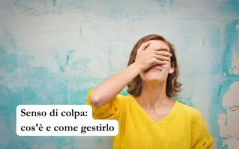 Donna con mano sugli occhi, che esprime il non stare bene con se stessi. Testo: "Senso di colpa: cos'è e come gestirlo".