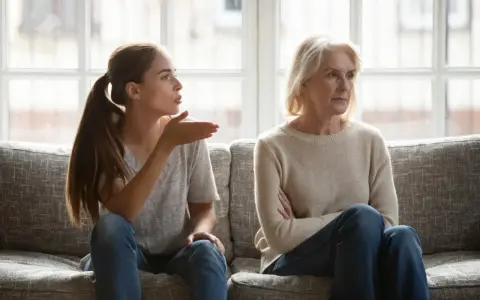 Una giovane donna parla con sua madre, che sembra una mamma gelosa della nuova compagna del figlio.