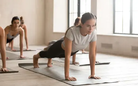 Donne in posizione di plank durante una lezione di pilates in gravidanza.