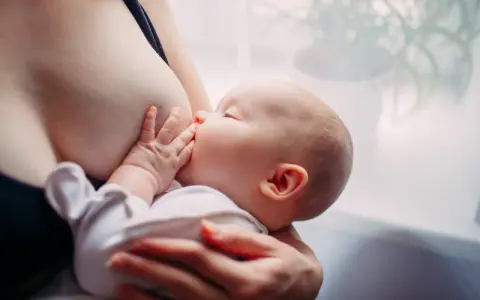 Bambino al seno, un momento intimo che può essere supportato per come aumentare il latte materno.