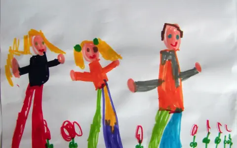 Disegno colorato di un test della famiglia: due bambine con capelli biondi e un adulto, in un prato fiorito.