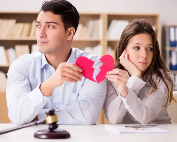 Coppie di uomini separati, con un cuore spezzato e un martelletto da giudice.