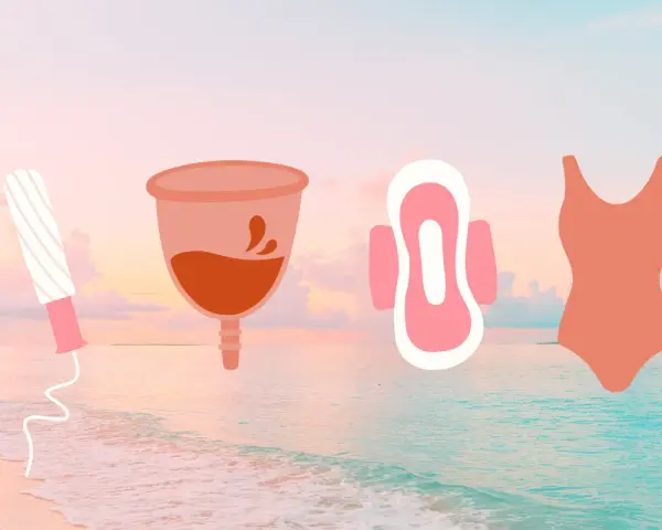 Tampon, coppetta mestruale, assorbente e costume da bagno su sfondo marino. Opzioni per il primo ciclo mestruale.