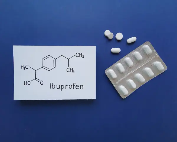 Formula chimica e confezione di compresse di Ibuprofene, un farmaco che può essere usato con cautela in allattamento.