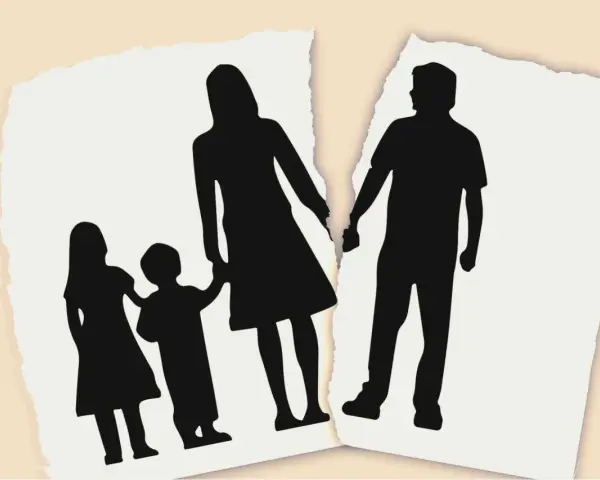 Silhouette di una famiglia divisa, con i genitori separati e i figli al centro, a simboleggiare i traumi dei figli di genitori separati.