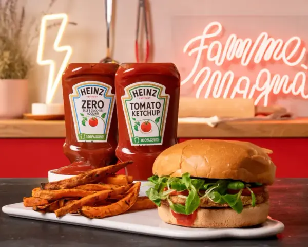 Burger, patatine dolci e due bottiglie di Heinz, una Zero e una classica. Perfetto per soddisfare la fame da mamma in gravidanza.