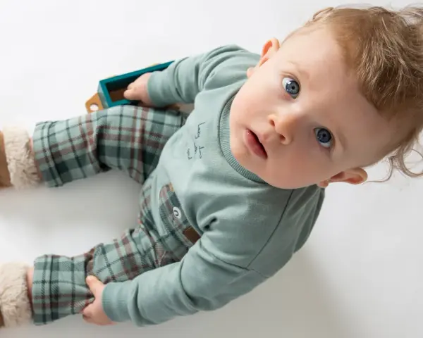 Un bimbo con un completo a quadri, un'idea su come vestire un neonato per un look adorabile e comodo.