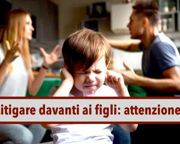 Bambino con le mani sulle orecchie mentre i genitori litigano davanti a lui. Un monito: litigare davanti ai figli può essere dannoso.