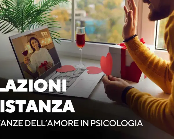 Coppia in videochiamata, lei con bicchiere di vino e regalo, lui saluta. Mi sento come se mio marito non mi desse attenzioni, ma la distanza è dura.