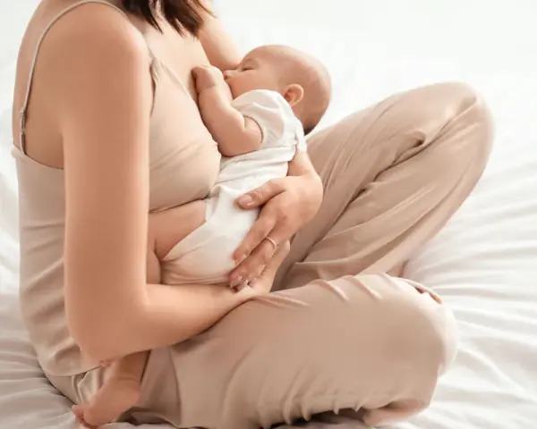 Mamma che allatta il suo bambino, un momento intimo prima di smettere di allattare.