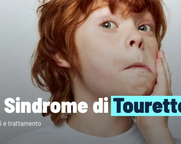 Primo piano di un bambino con capelli rossi, che mostra alcuni sintomi della sindrome di Tourette. Testo: "La Sindrome di Tourette. Diagnosi e trattamento.