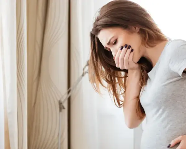 Donna incinta con nausea serale in gravidanza, non importa se maschio o femmina, il malessere è lo stesso.