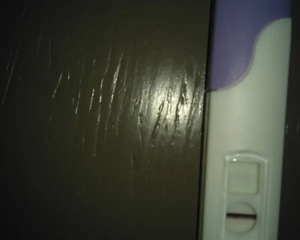 Test di gravidanza con una linea sottile, quasi un ghost line, che lascia un dubbio.