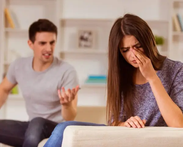 Una donna piange mentre un uomo le parla con rabbia. Sembra che a mio marito non vada mai bene niente.