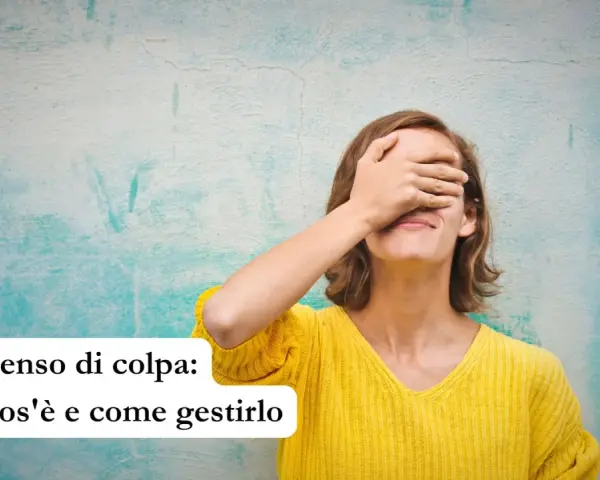 Donna con mano sugli occhi, che esprime il non stare bene con se stessi. Testo: "Senso di colpa: cos'è e come gestirlo".