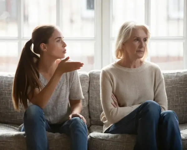 Una giovane donna parla con sua madre, che sembra una mamma gelosa della nuova compagna del figlio.