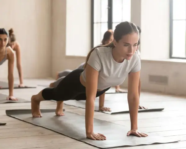 Donne in posizione di plank durante una lezione di pilates in gravidanza.