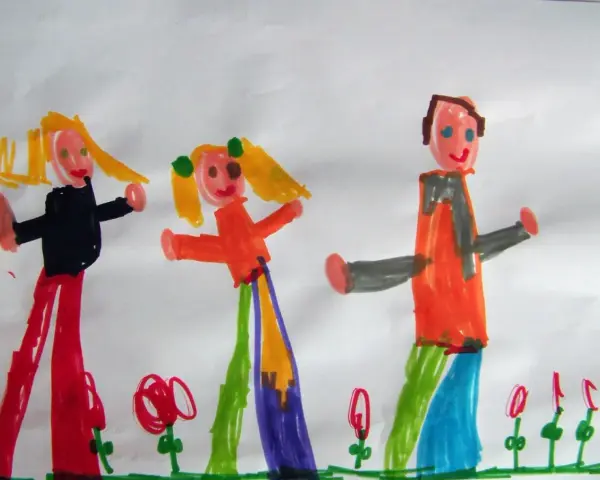 Disegno colorato di un test della famiglia: due bambine con capelli biondi e un adulto, in un prato fiorito.