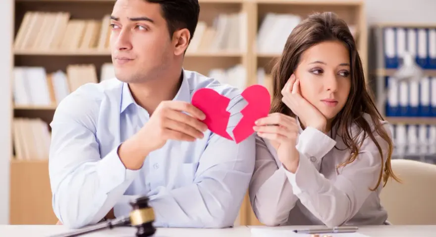 Coppie di uomini separati, con un cuore spezzato e un martelletto da giudice.