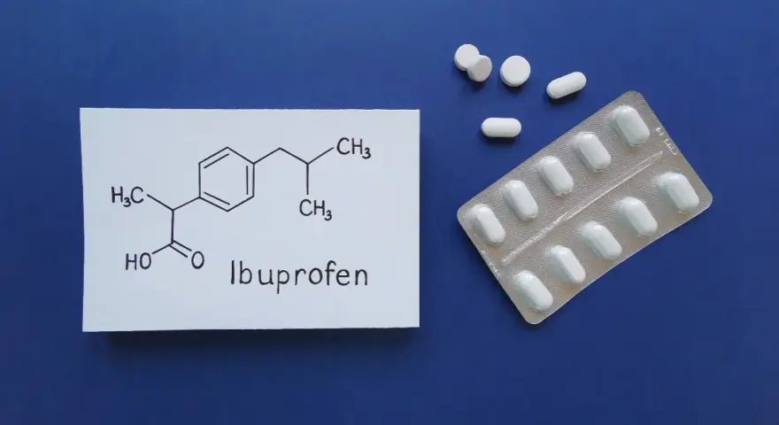 Formula chimica e confezione di compresse di Ibuprofene, un farmaco che può essere usato con cautela in allattamento.