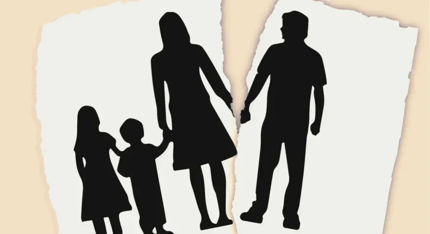 Silhouette di una famiglia divisa, con i genitori separati e i figli al centro, a simboleggiare i traumi dei figli di genitori separati.