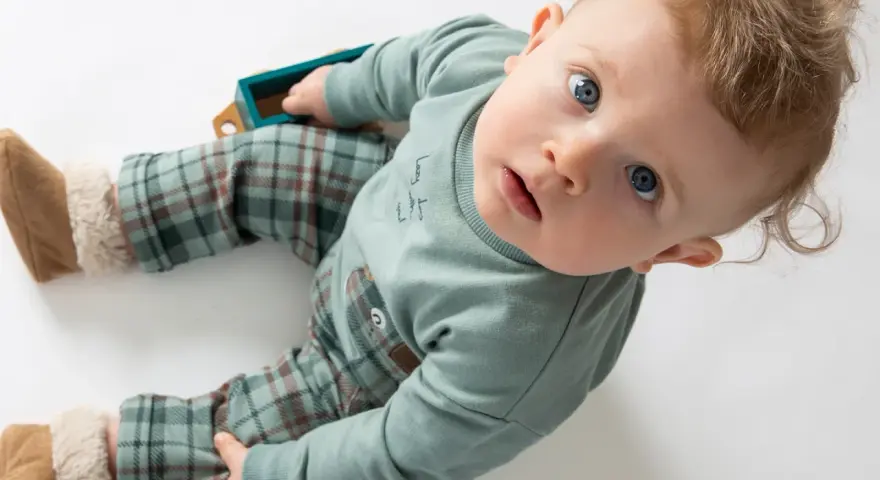 Un bimbo con un completo a quadri, un'idea su come vestire un neonato per un look adorabile e comodo.