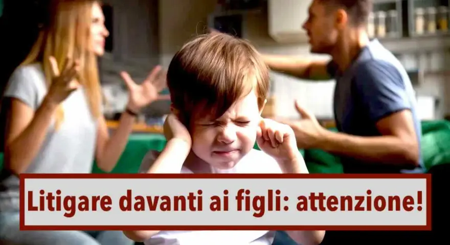 Bambino con le mani sulle orecchie mentre i genitori litigano davanti a lui. Un monito: litigare davanti ai figli può essere dannoso.