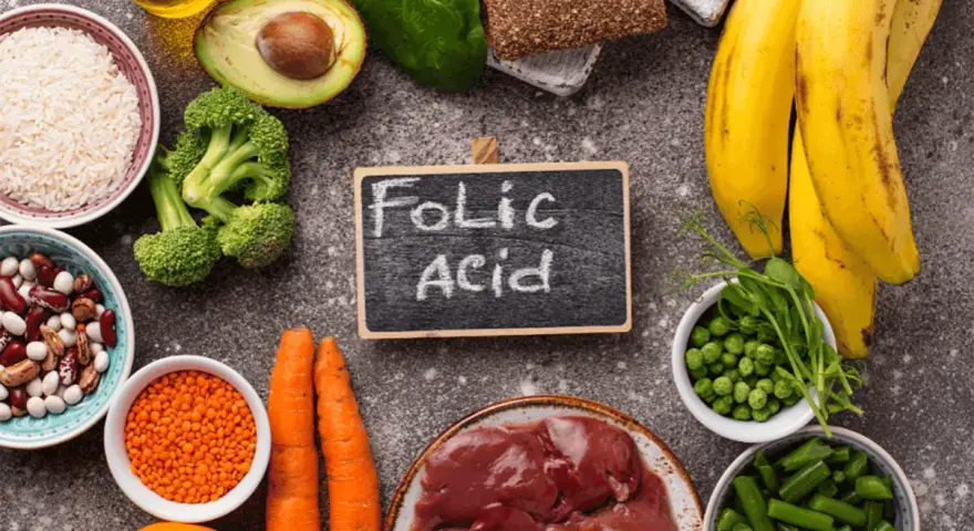 Alimenti ricchi di acido folico, essenziale per la gravidanza: fegato, verdure a foglia verde, legumi, frutta e cereali.