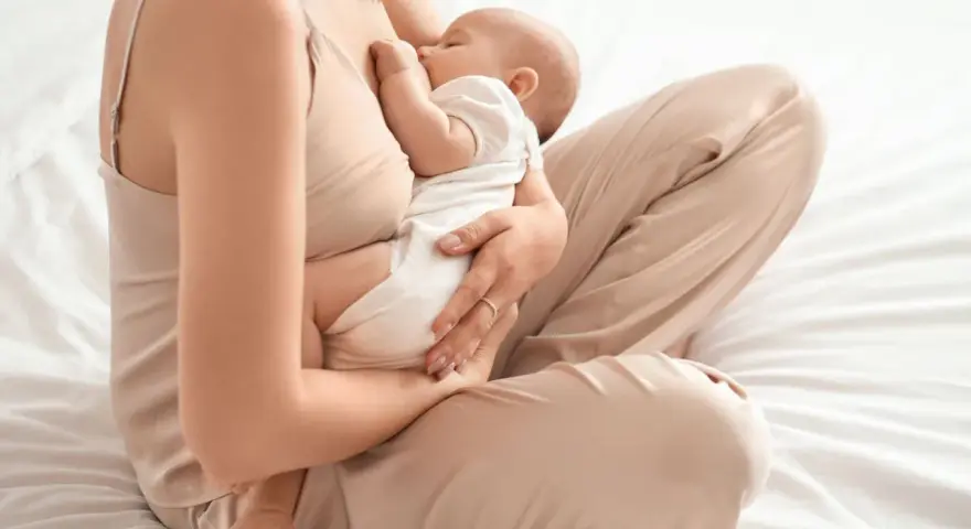 Mamma che allatta il suo bambino, un momento intimo prima di smettere di allattare.