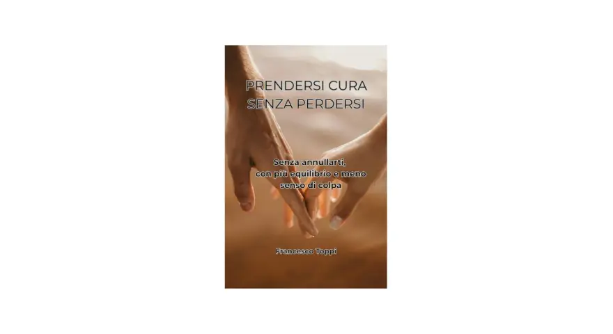 Due mani si stringono, un invito a prendersi cura di sé senza annullarsi, trovando equilibrio e meno senso di colpa.