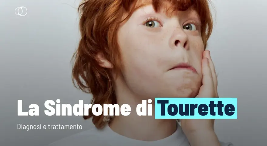 Primo piano di un bambino con capelli rossi, che mostra alcuni sintomi della sindrome di Tourette. Testo: "La Sindrome di Tourette. Diagnosi e trattamento.
