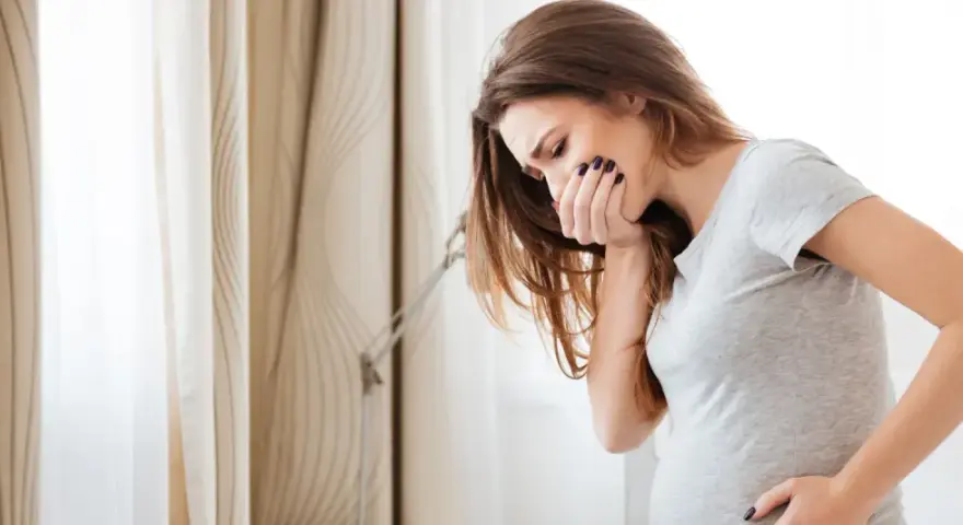 Donna incinta con nausea serale in gravidanza, non importa se maschio o femmina, il malessere è lo stesso.