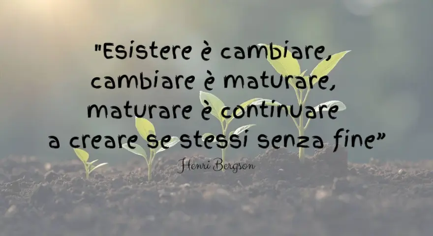 Piantine che crescono simboleggiano il percorso di accettare se stessi, cambiare e maturare continuamente.