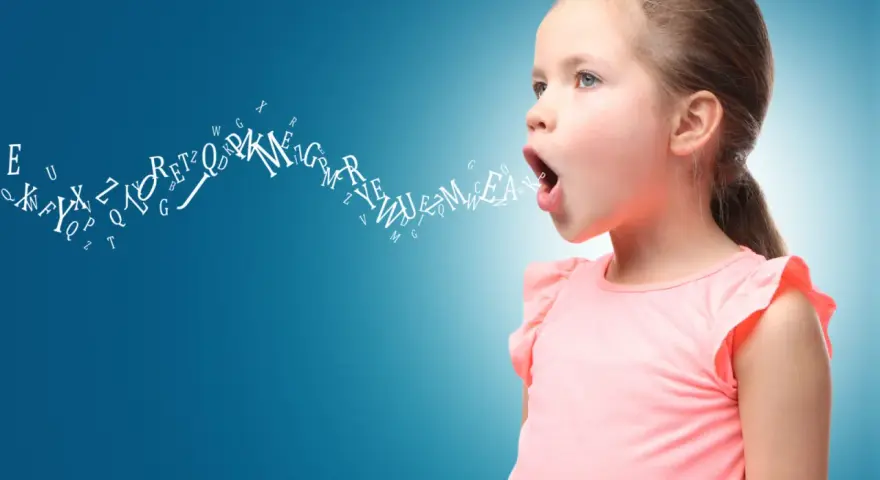 Bambina con lettere che escono dalla bocca, simbolo dello sviluppo del linguaggio.