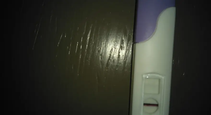 Test di gravidanza con una linea sottile, quasi un ghost line, che lascia un dubbio.
